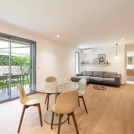 Callista Apartment *